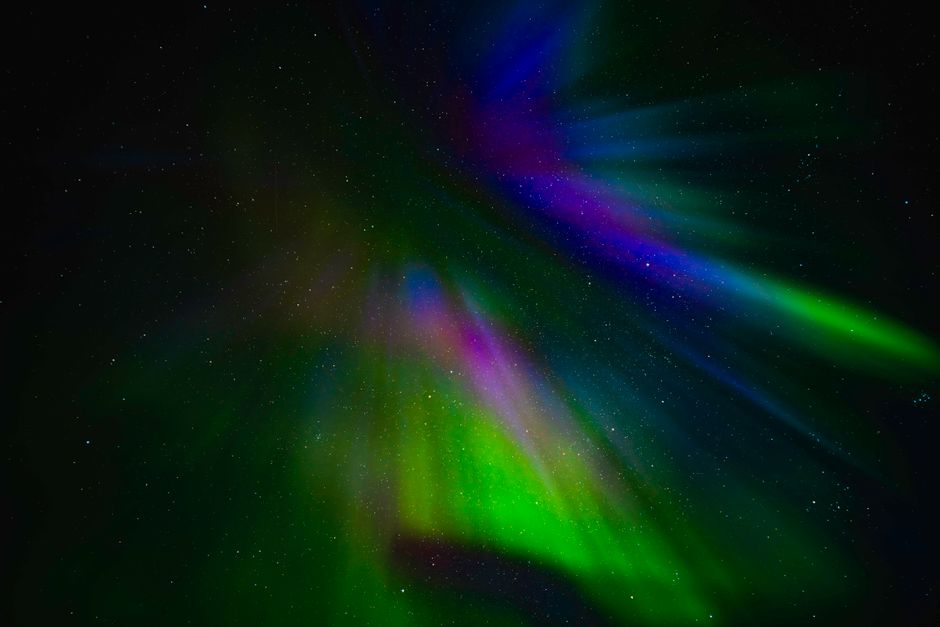 Captivating night sky with vibrant aurora borealis lights in Norway, showcasing nature's beauty.